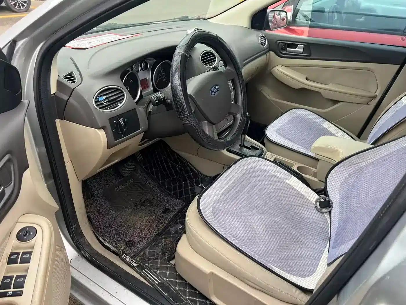 Ford Focus 2013 Sedan Classic 1.8L Automatic Basic Model — миниатюра 3