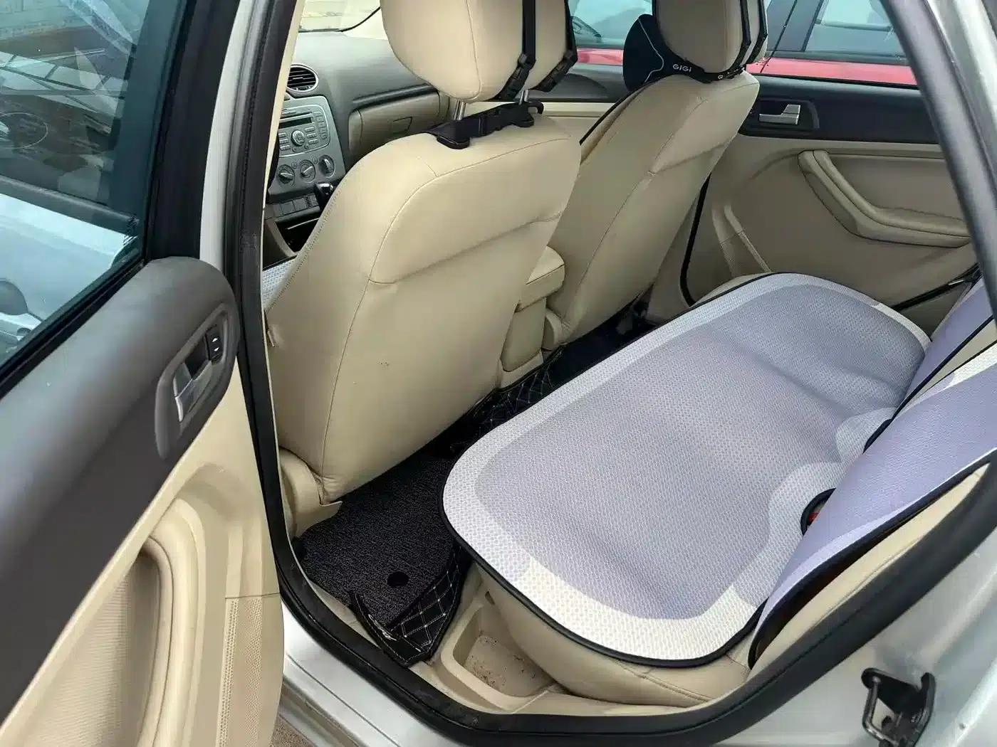 Ford Focus 2013 Sedan Classic 1.8L Automatic Basic Model — миниатюра 4