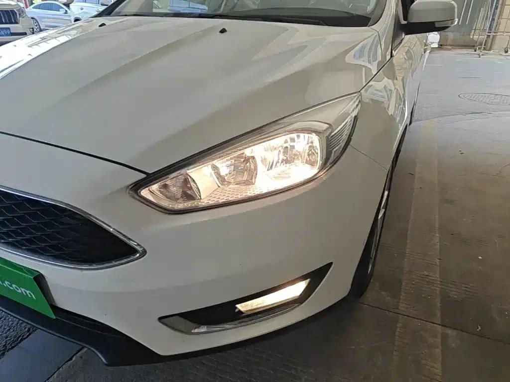 2015 Ford Focus Hatchback EcoBoost 180 Automatic Elite — миниатюра 24