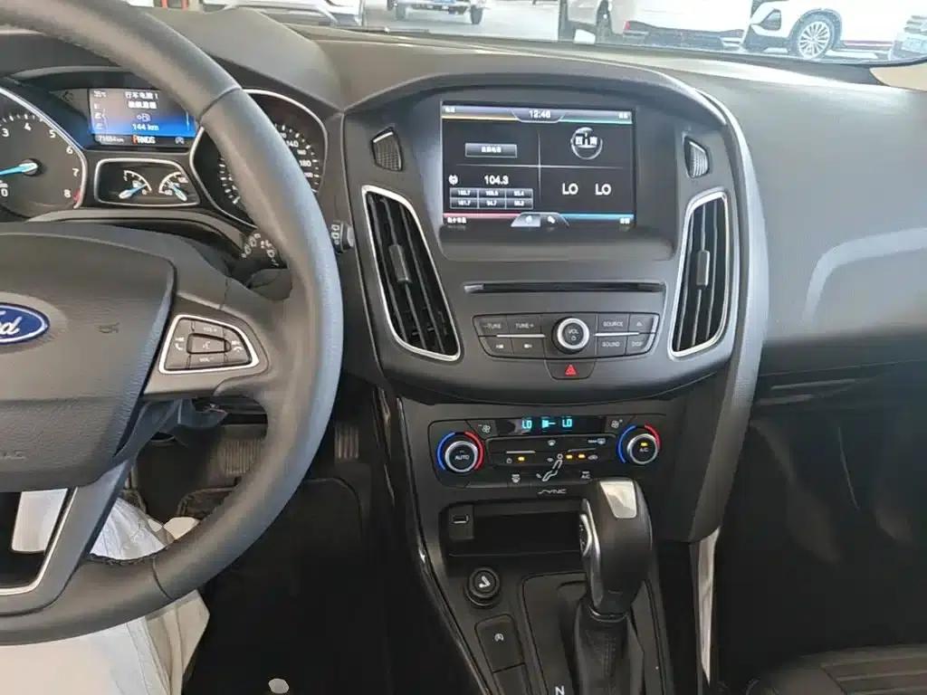 2015 Ford Focus Hatchback EcoBoost 180 Automatic Elite — миниатюра 10
