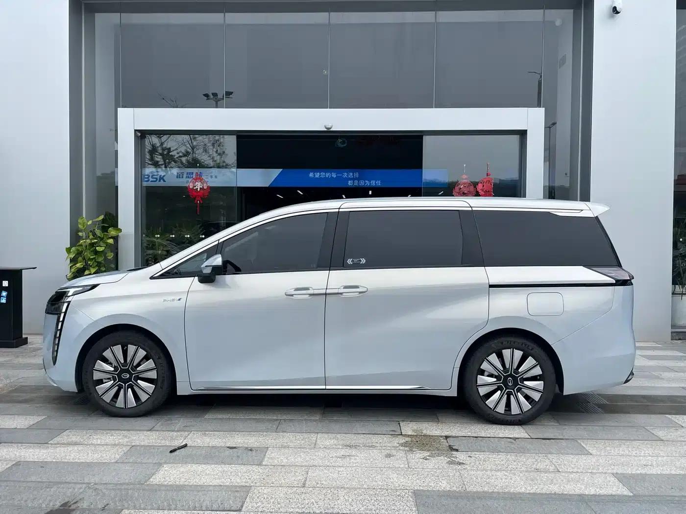 Trumpchi E8 PHEV 2024 Model 150km Dragon Soaring Starry Night+ — миниатюра 4