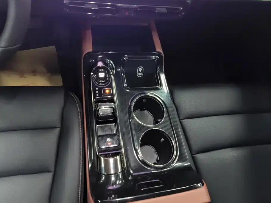 Trumpchi E8 PHEV 2024 Model 150km Dragon Soaring Starry Night+ — миниатюра 15