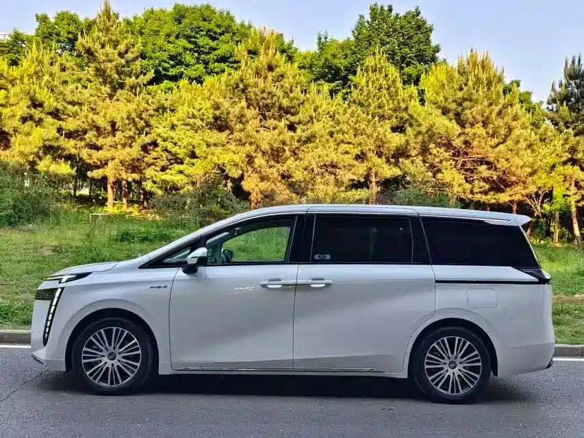 Trumpchi E8 PHEV 2024 Model 150km Dragon Glory Edition — миниатюра 3