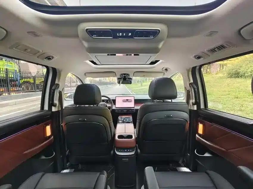 Trumpchi E8 PHEV 2024 Model 150km Dragon Glory Edition — миниатюра 7