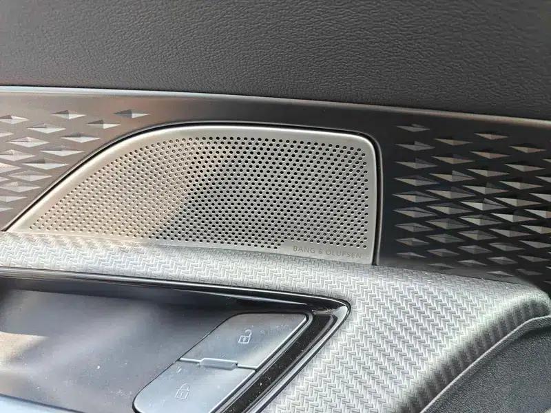 Audi Q6 2024 45TFSI quattro Black Knight Edition Flying Rider Package 6 Seats — миниатюра 11