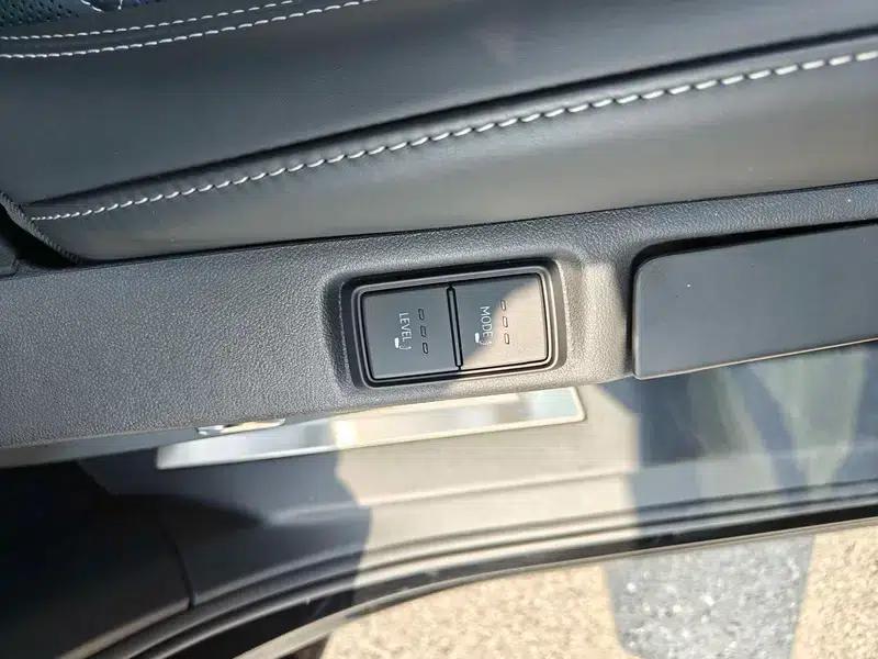 Audi Q6 2024 45TFSI quattro Black Knight Edition Flying Rider Package 6 Seats — миниатюра 13