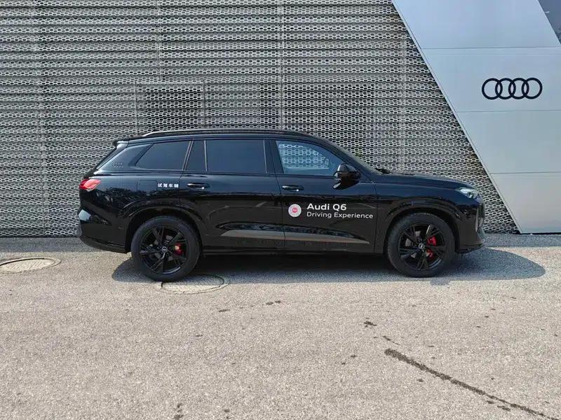 Audi Q6 2024 45TFSI quattro Black Knight Edition Flying Rider Package 6 Seats — миниатюра 5