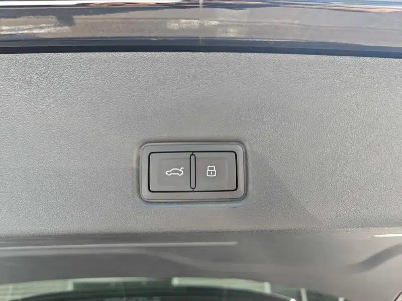 Audi Q6 2024 45TFSI quattro Black Knight Edition Flying Rider Package 6 Seats — миниатюра 6
