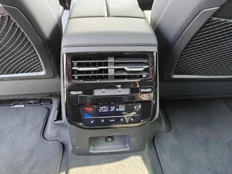 Audi Q6 2024 45TFSI quattro Black Knight Edition Flying Rider Package 6 Seats — миниатюра 10