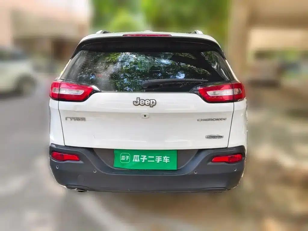Jeep Cherokee 2016 2.0L Premium Edition — миниатюра 4