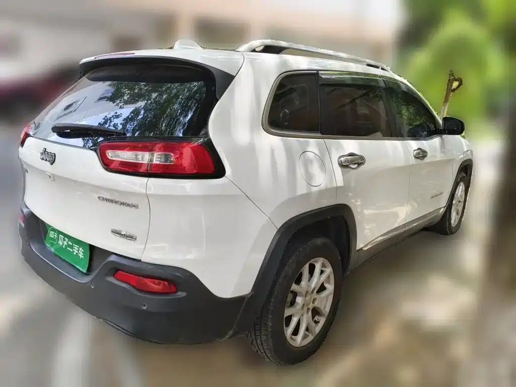 Jeep Cherokee 2016 2.0L Premium Edition — миниатюра 5