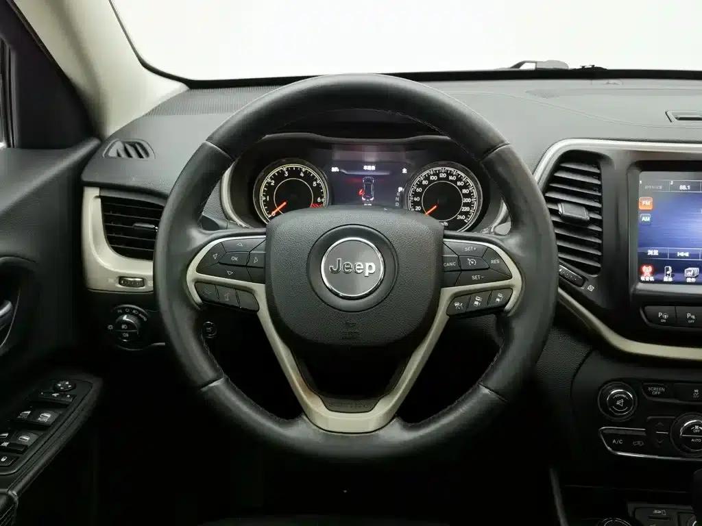 Jeep Cherokee (Imported) 2014 2.4L Luxury Edition — миниатюра 11