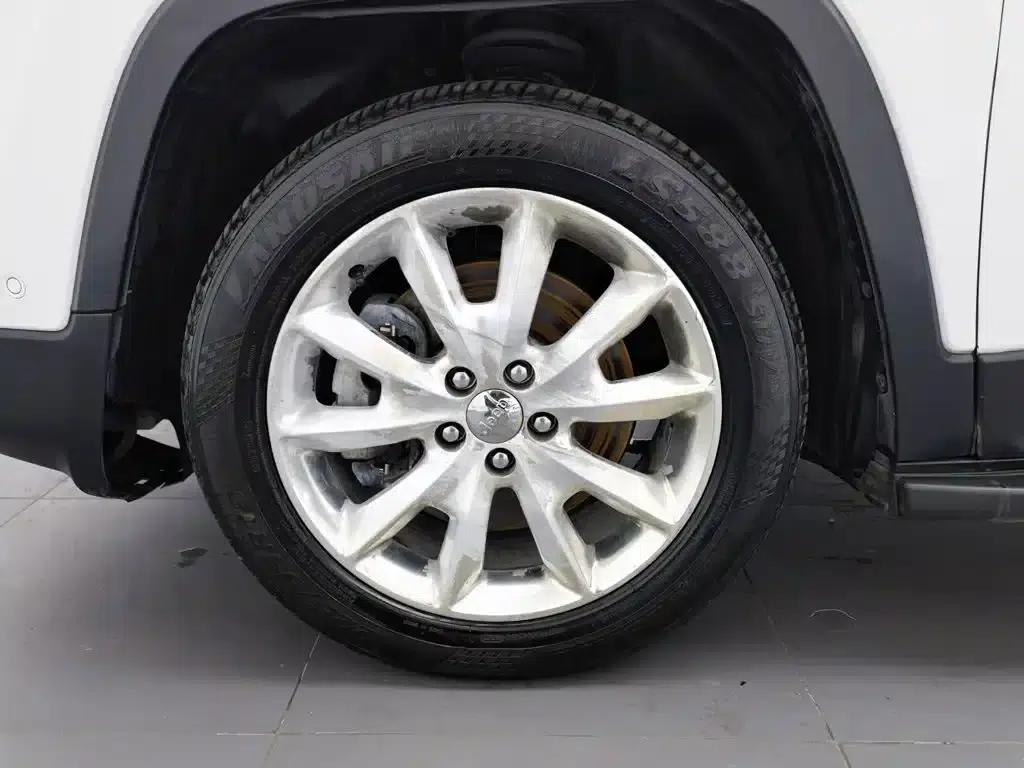 Jeep Cherokee (Imported) 2014 2.4L Luxury Edition — миниатюра 17