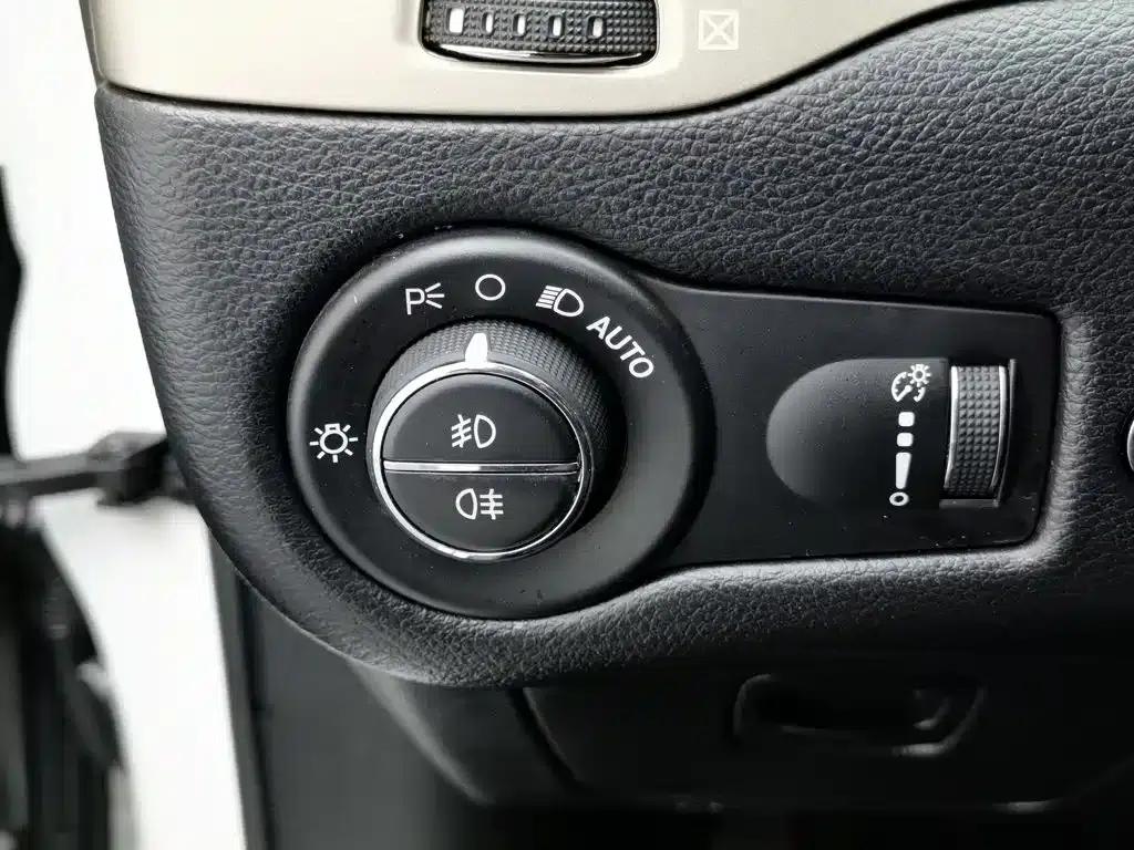 Jeep Cherokee (Imported) 2014 2.4L Luxury Edition — миниатюра 21