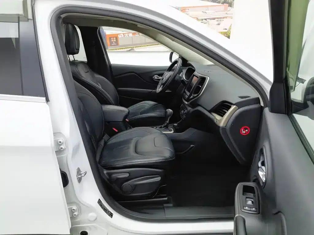Jeep Cherokee (Imported) 2014 2.4L Luxury Edition — миниатюра 23