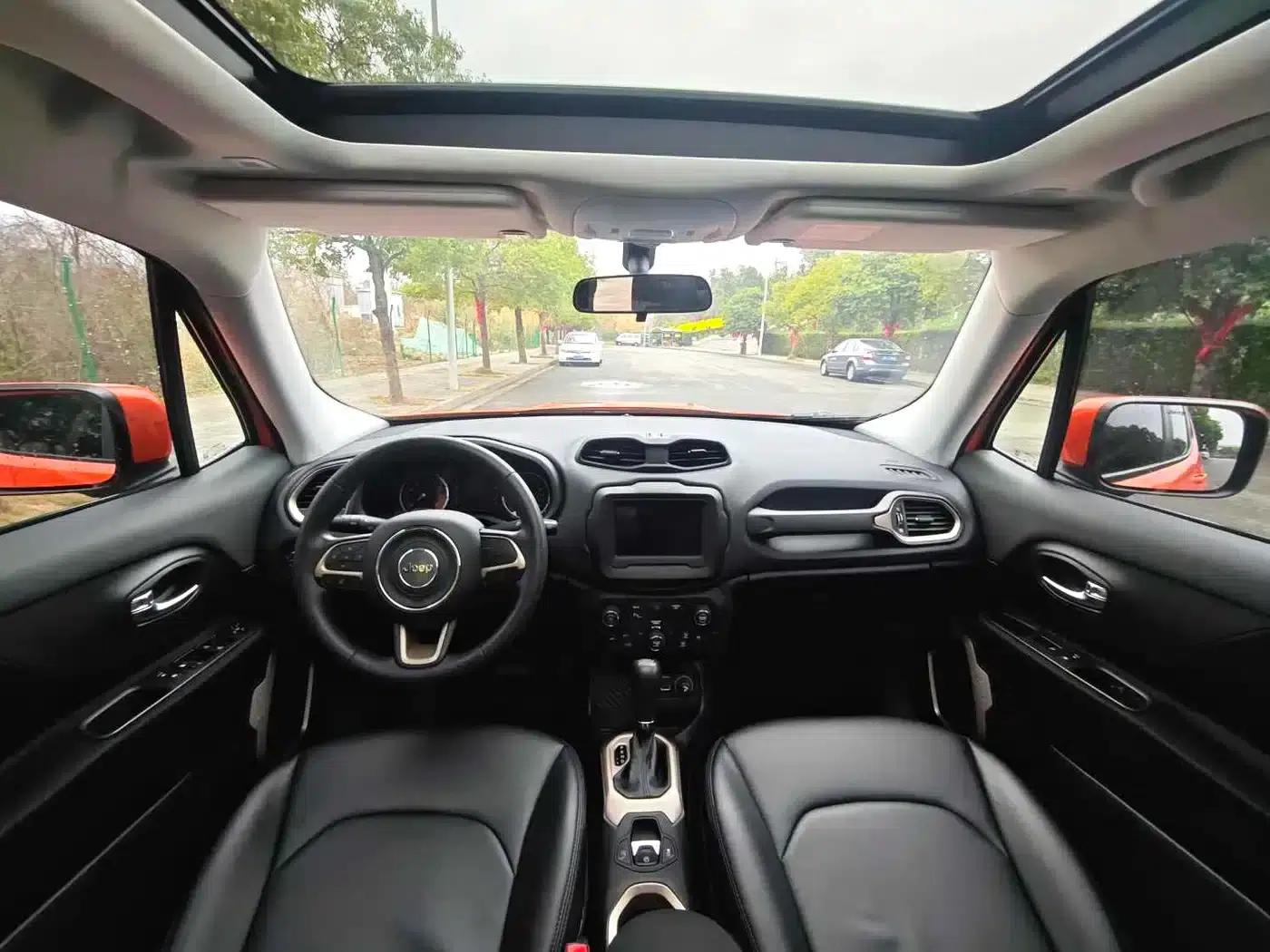 Jeep Renegade 2018 Connected Large Screen Edition 180T Automatic Smart Edition — миниатюра 2