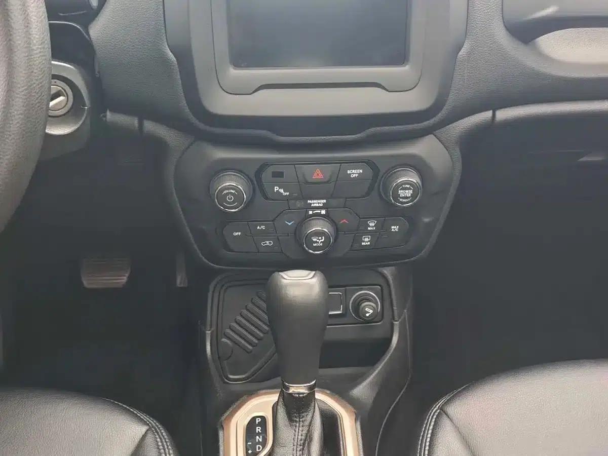Jeep Renegade 2018 Connected Large Screen Edition 180T Automatic Smart Edition — миниатюра 8
