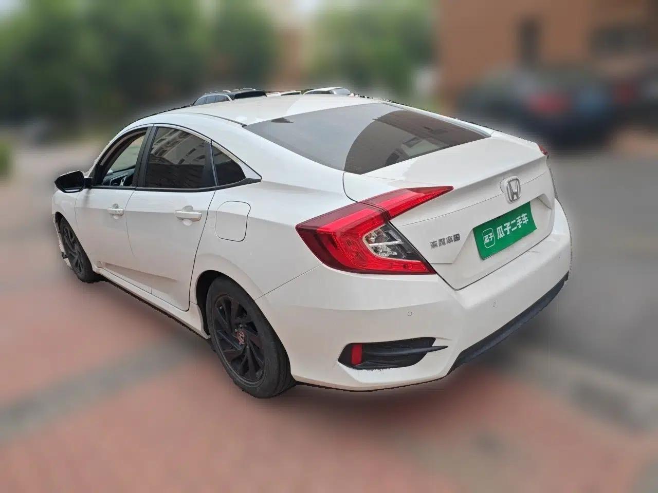 Honda Civic 2016 220TURBO CVT Luxury Edition — миниатюра 4
