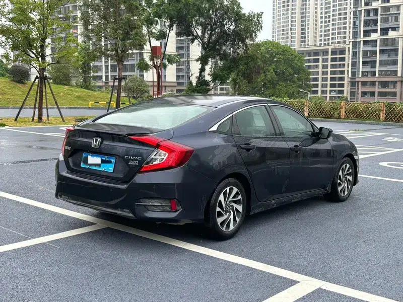 2016 Civic 220TURBO CVT Luxury Edition — миниатюра 6