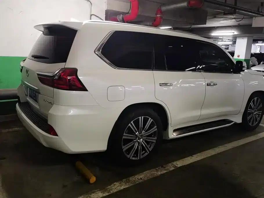 2016 Lexus LX 570 Premium Luxury Edition — миниатюра 3