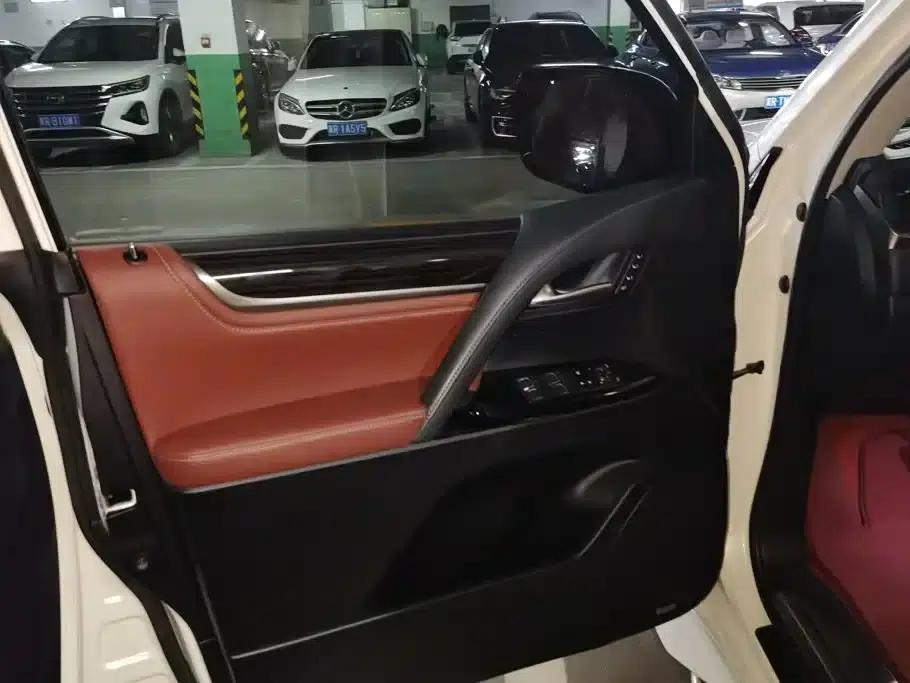 2016 Lexus LX 570 Premium Luxury Edition — миниатюра 7