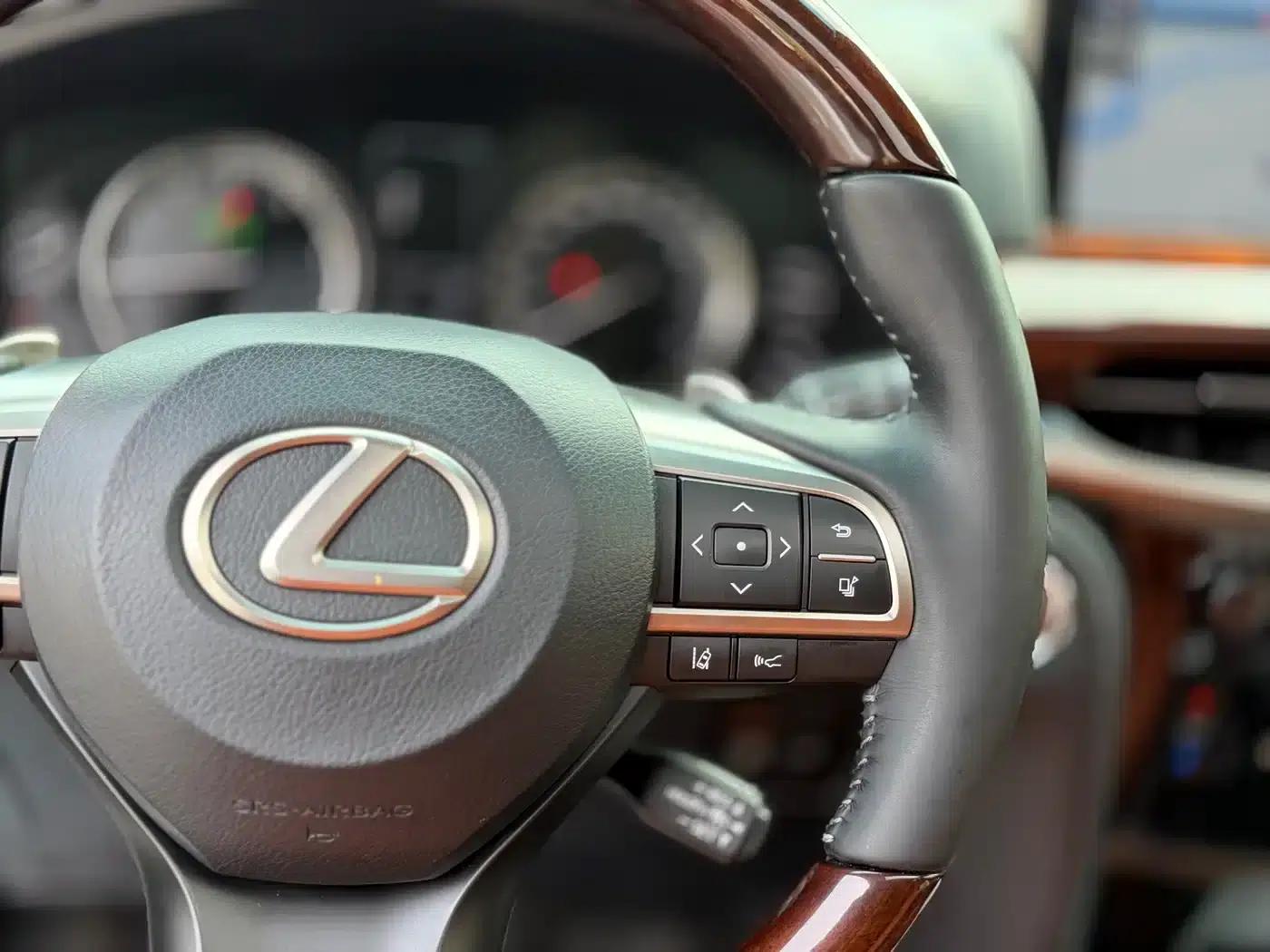 2017 Lexus LX 570 Premium Luxury Edition — миниатюра 16