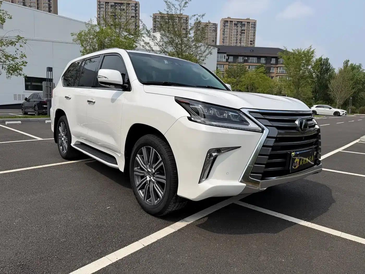 2017 Lexus LX 570 Premium Luxury Edition — миниатюра 4