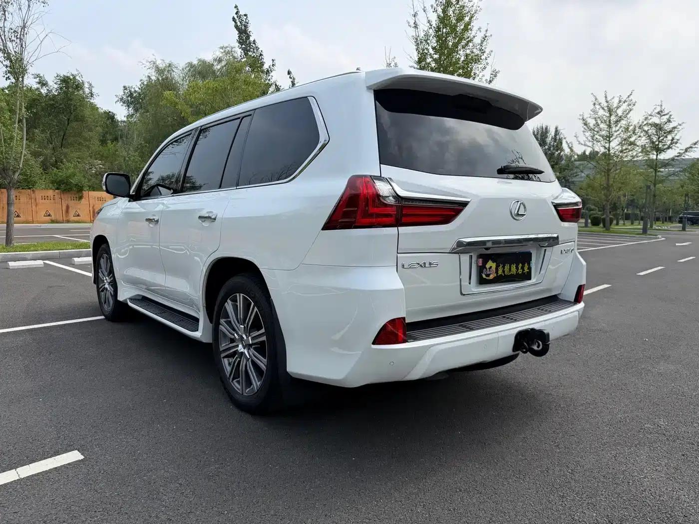 2017 Lexus LX 570 Premium Luxury Edition — миниатюра 7