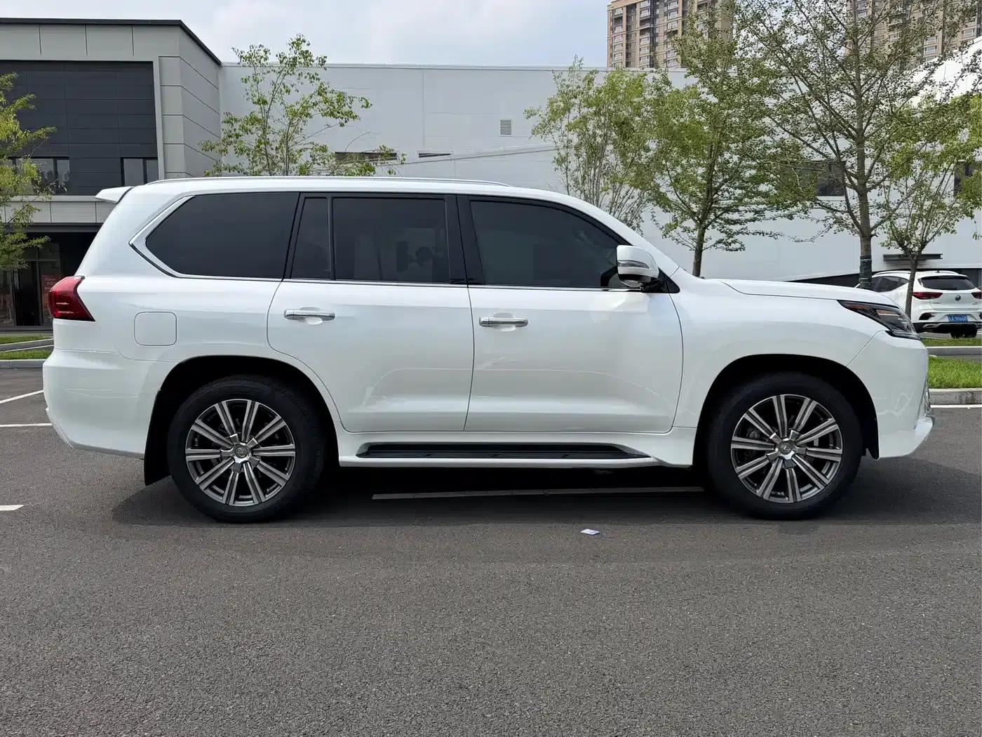 2017 Lexus LX 570 Premium Luxury Edition — миниатюра 9