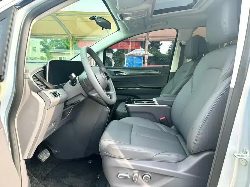 Buick GL8 PHEV 2025 Land Cruiser 1.5T First Enjoy Edition — миниатюра 8