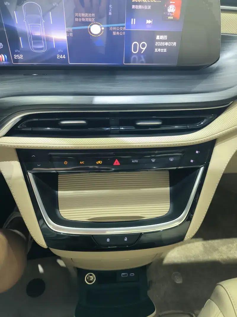 Buick GL8 PHEV 2025 Land Cruiser 1.5T First Enjoy Edition — миниатюра 8