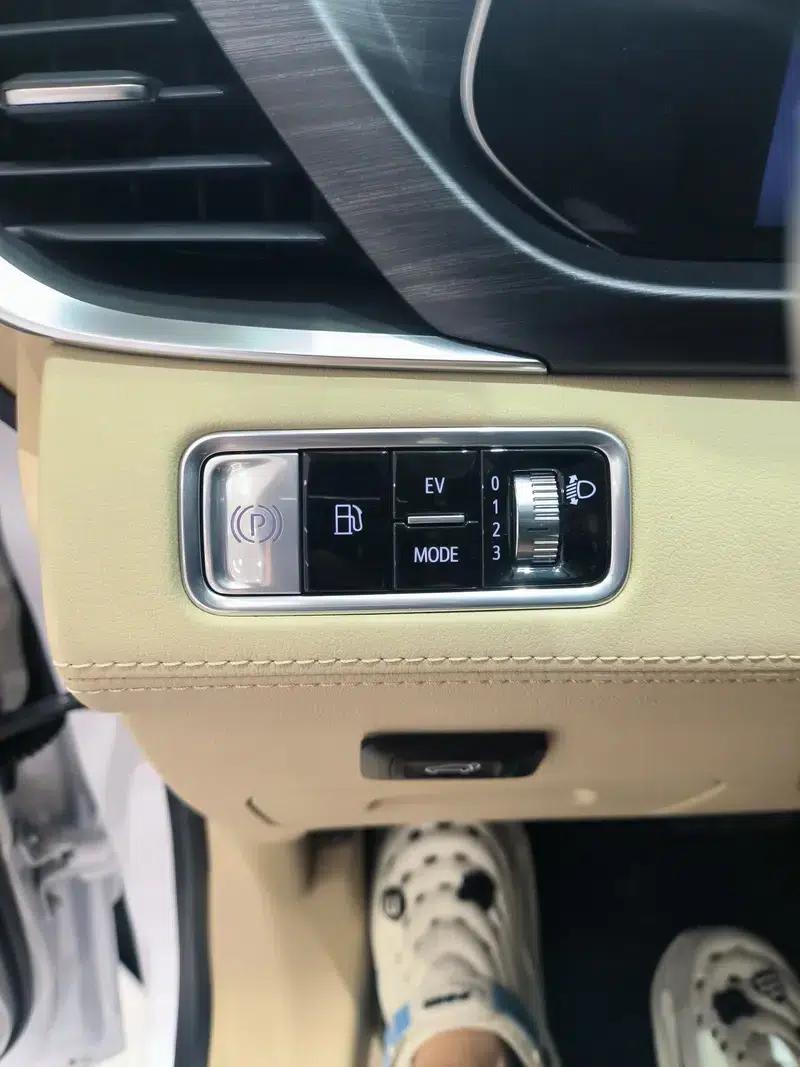 Buick GL8 PHEV 2025 Land Cruiser 1.5T First Enjoy Edition — миниатюра 9