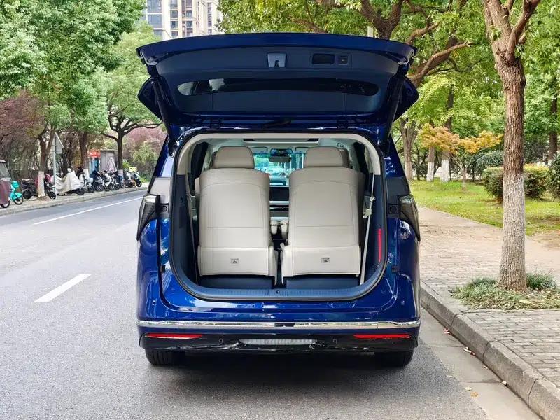 Buick GL8 PHEV 2024 Luxury Edition 1.5T 6-seat Luxury Version — миниатюра 18