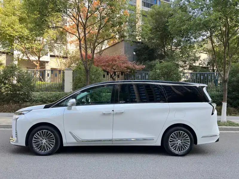 Buick GL8 PHEV 2024 Luxury 1.5T 7-Seat Edition — миниатюра 2