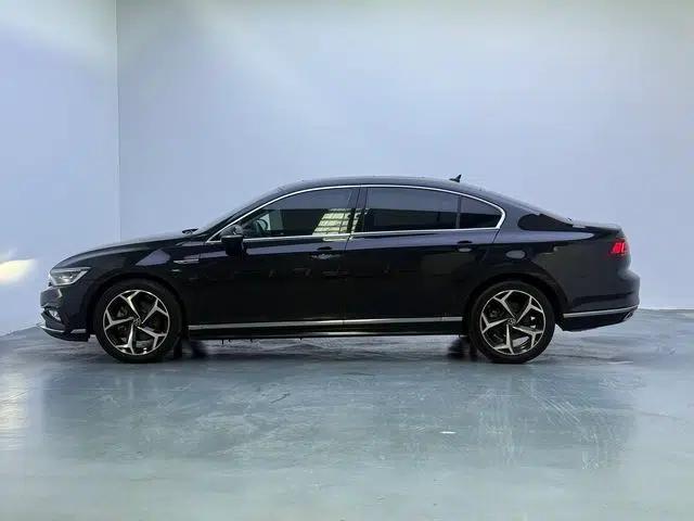 Volkswagen Magotan 2023 2 Million Units Commemorative Edition 330TSI DSG Luxury Version — миниатюра 4
