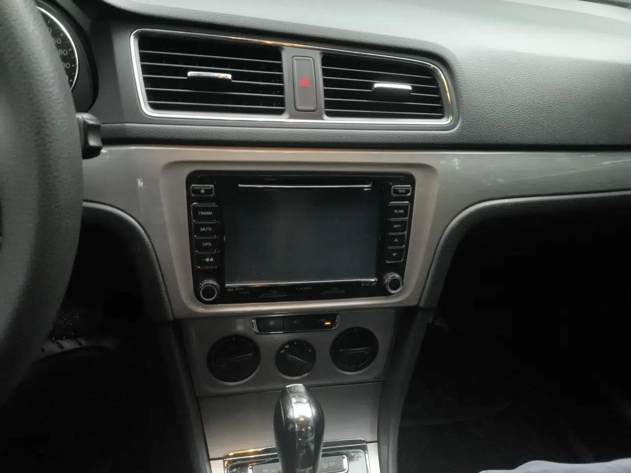 Volkswagen Lavida 2014 1.6L Automatic Sport Edition — миниатюра 13