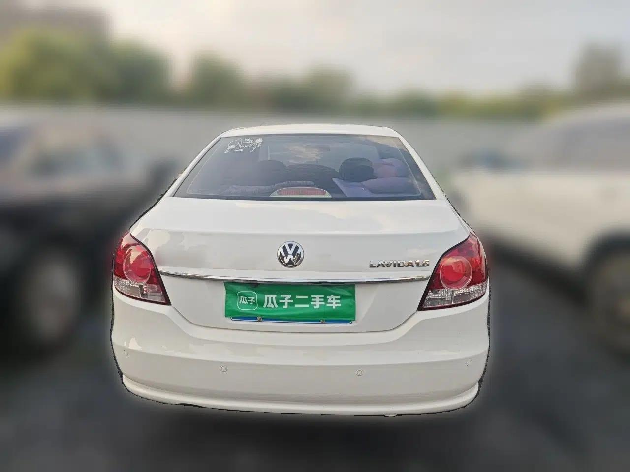 Volkswagen Lavida 2011 1.6L Automatic Premium Edition — миниатюра 5