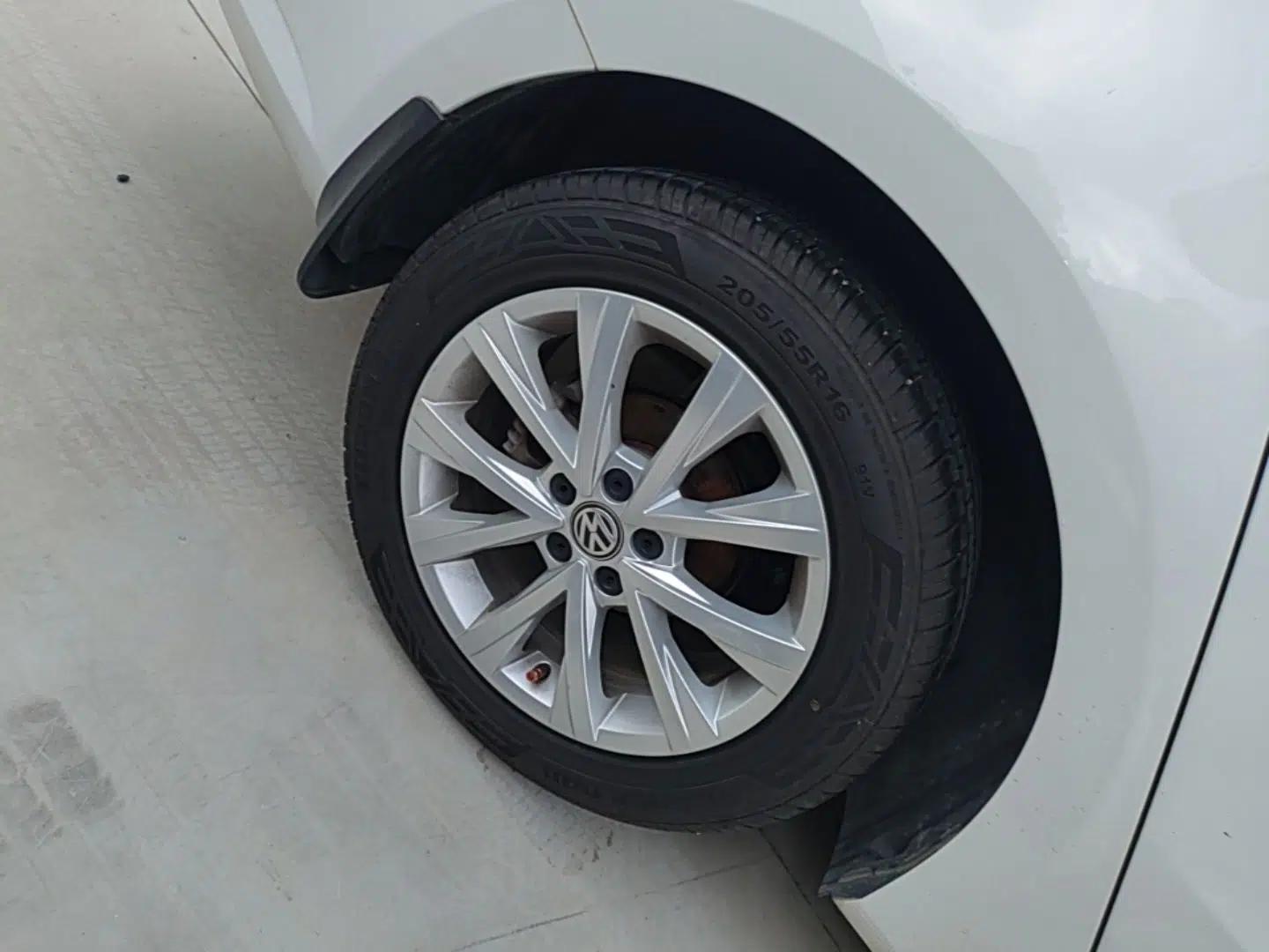 Volkswagen Lavida 2017 1.6L Automatic Comfort Edition — миниатюра 11