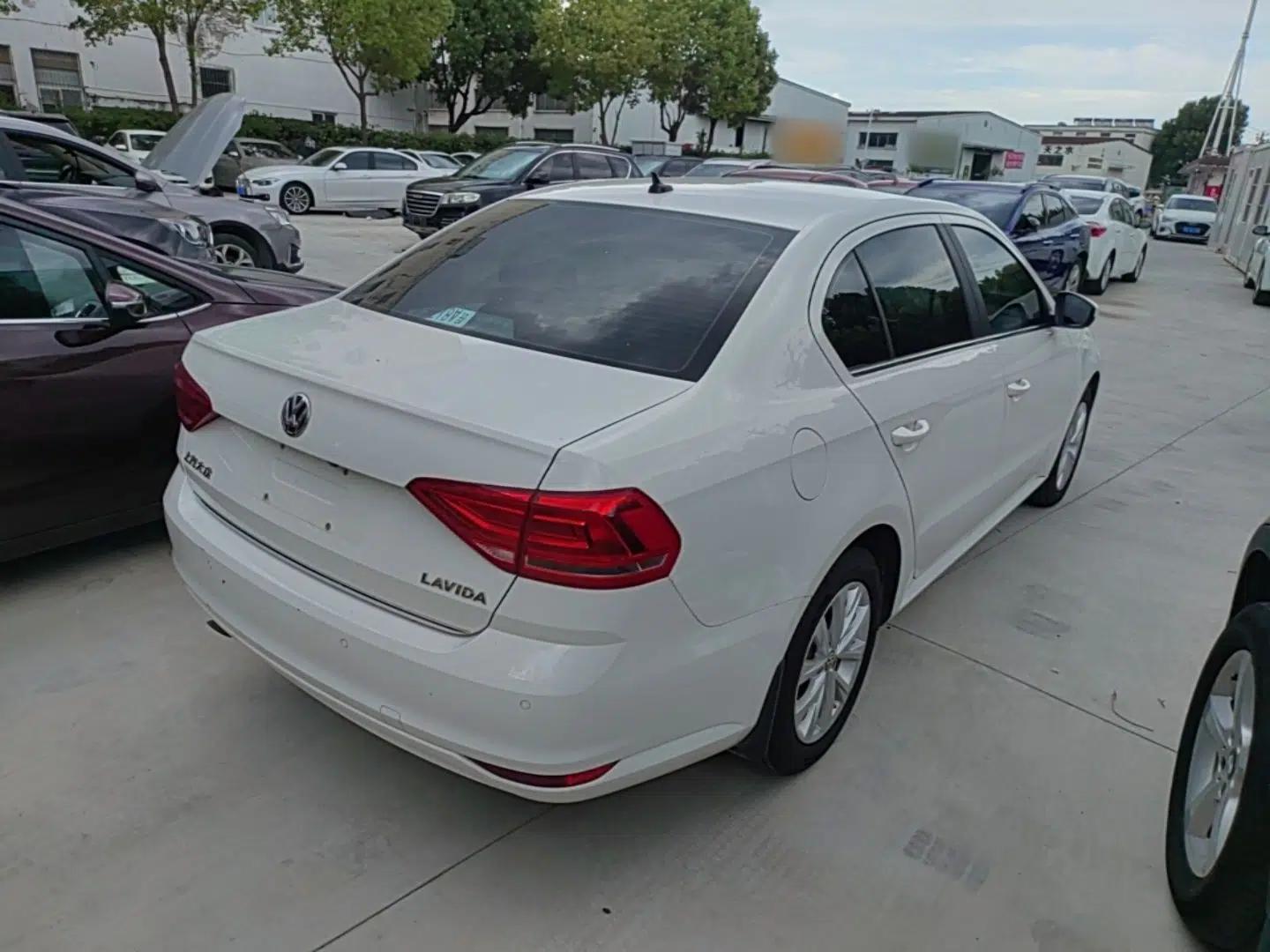 Volkswagen Lavida 2017 1.6L Automatic Comfort Edition — миниатюра 6