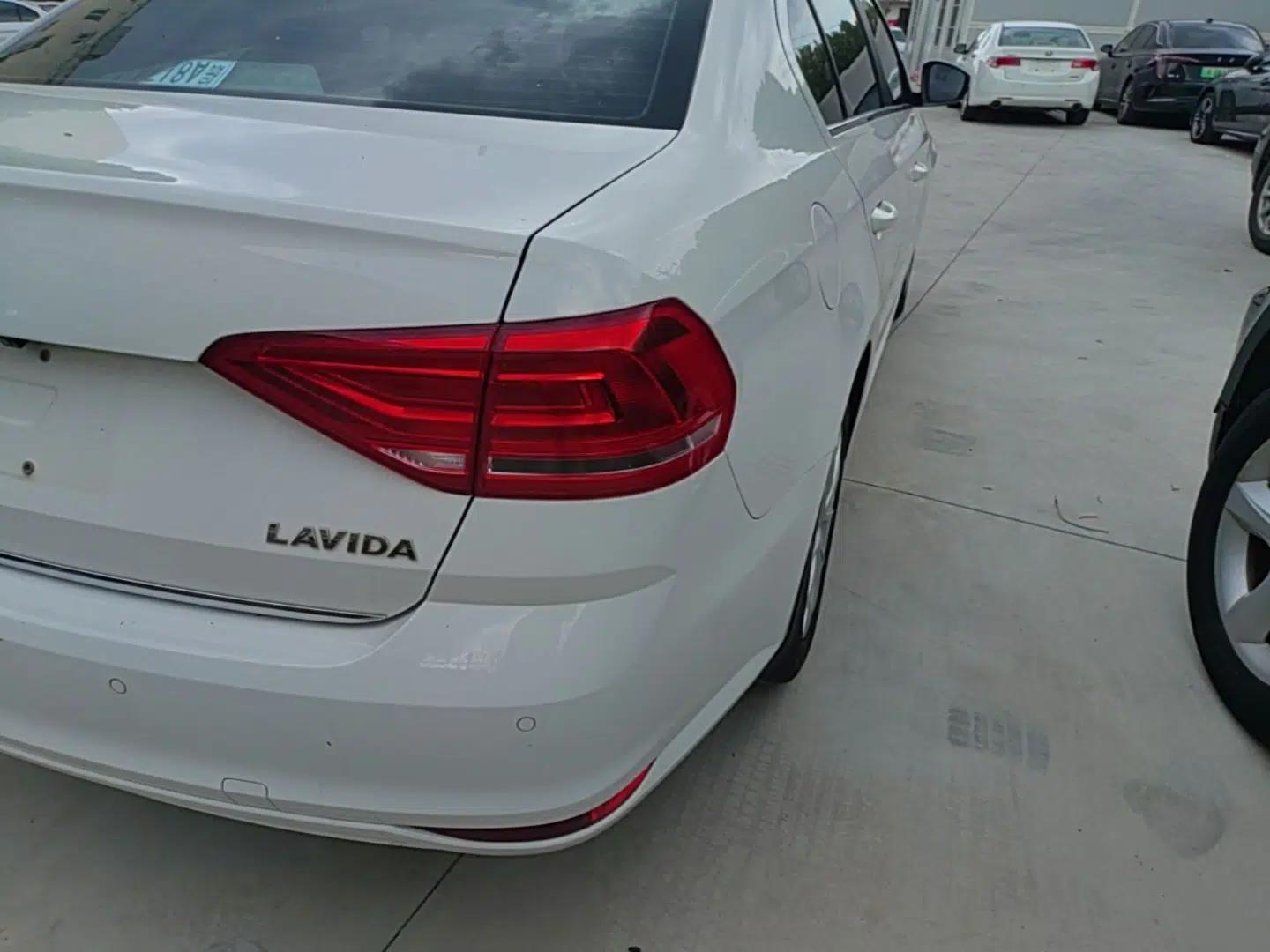 Volkswagen Lavida 2017 1.6L Automatic Comfort Edition — миниатюра 9