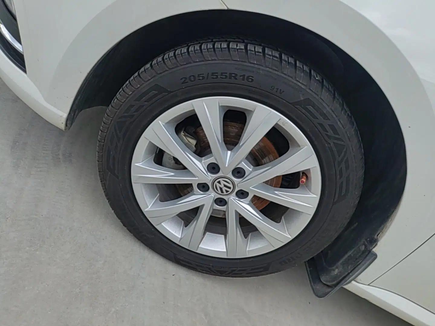 Volkswagen Lavida 2017 1.6L Automatic Comfort Edition — миниатюра 10