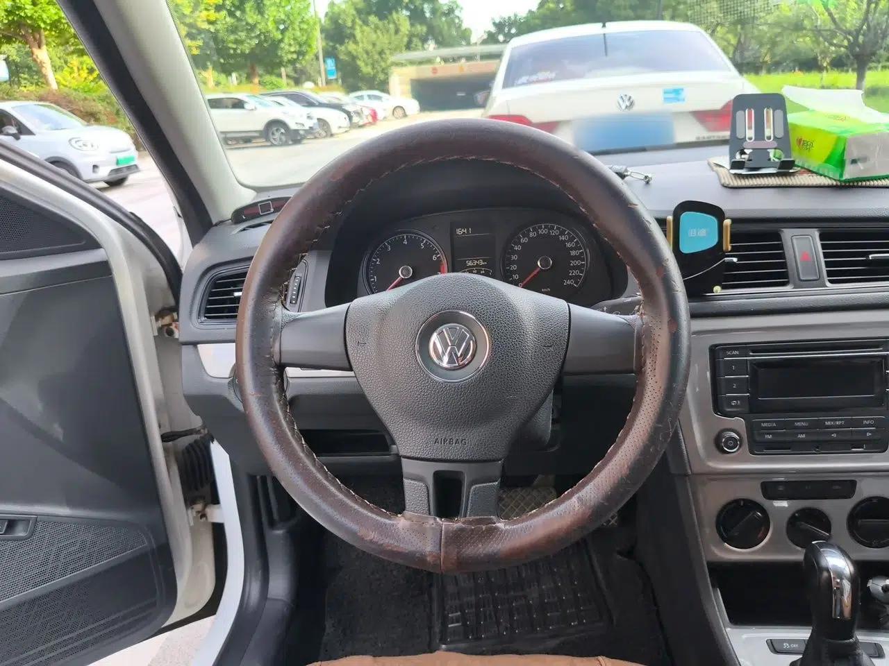 Volkswagen Lavida 2013 Revised Classic 1.6L Automatic Fashion Edition — миниатюра 10