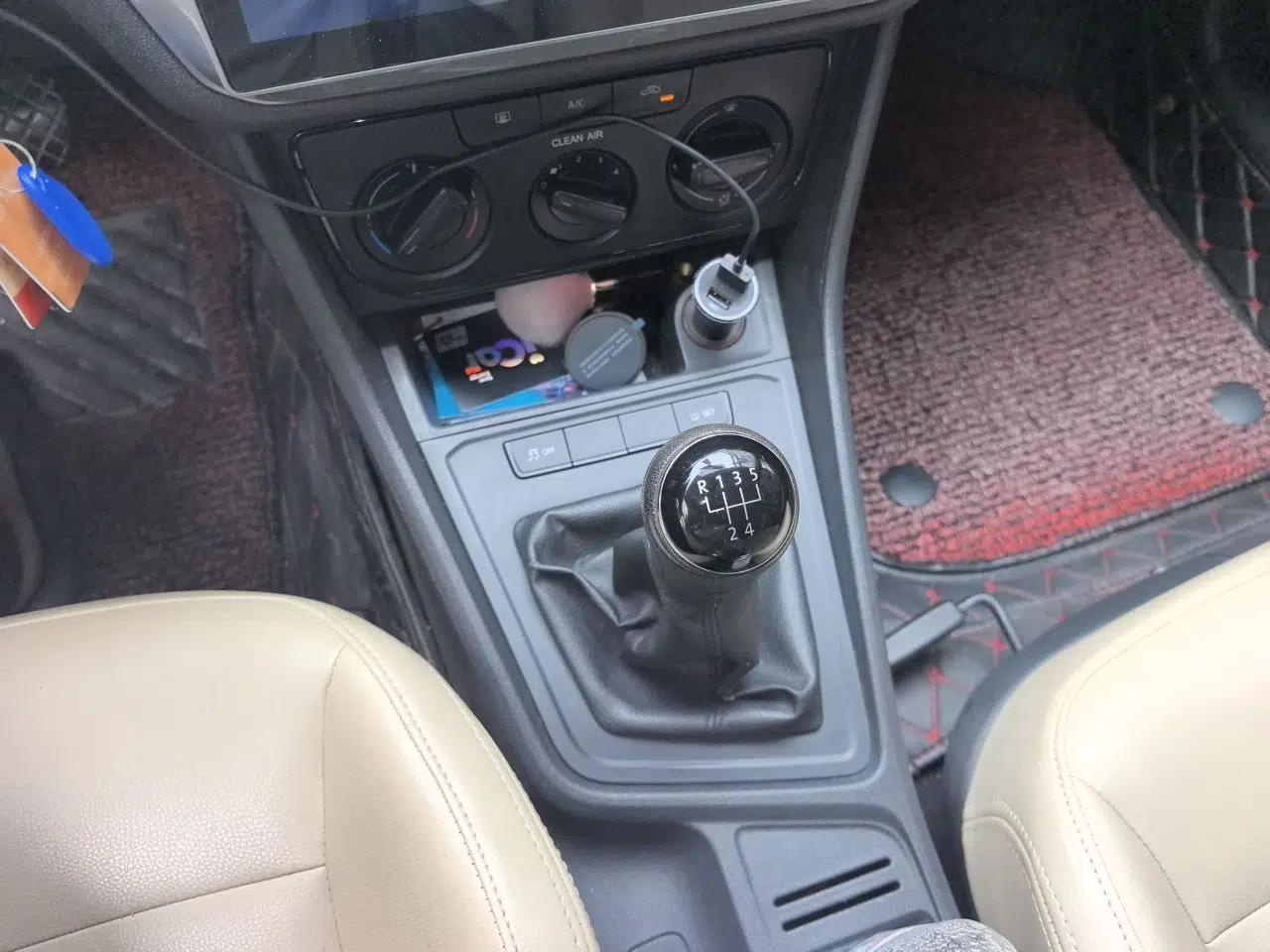 Volkswagen Lavida 2015 1.6L Manual Fashion Edition — миниатюра 14