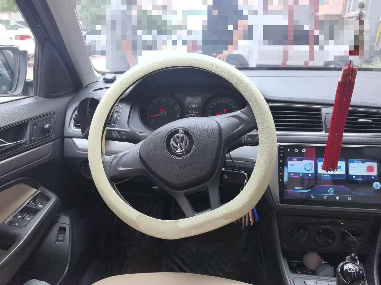 Volkswagen Lavida 2015 1.6L Manual Fashion Edition — миниатюра 10