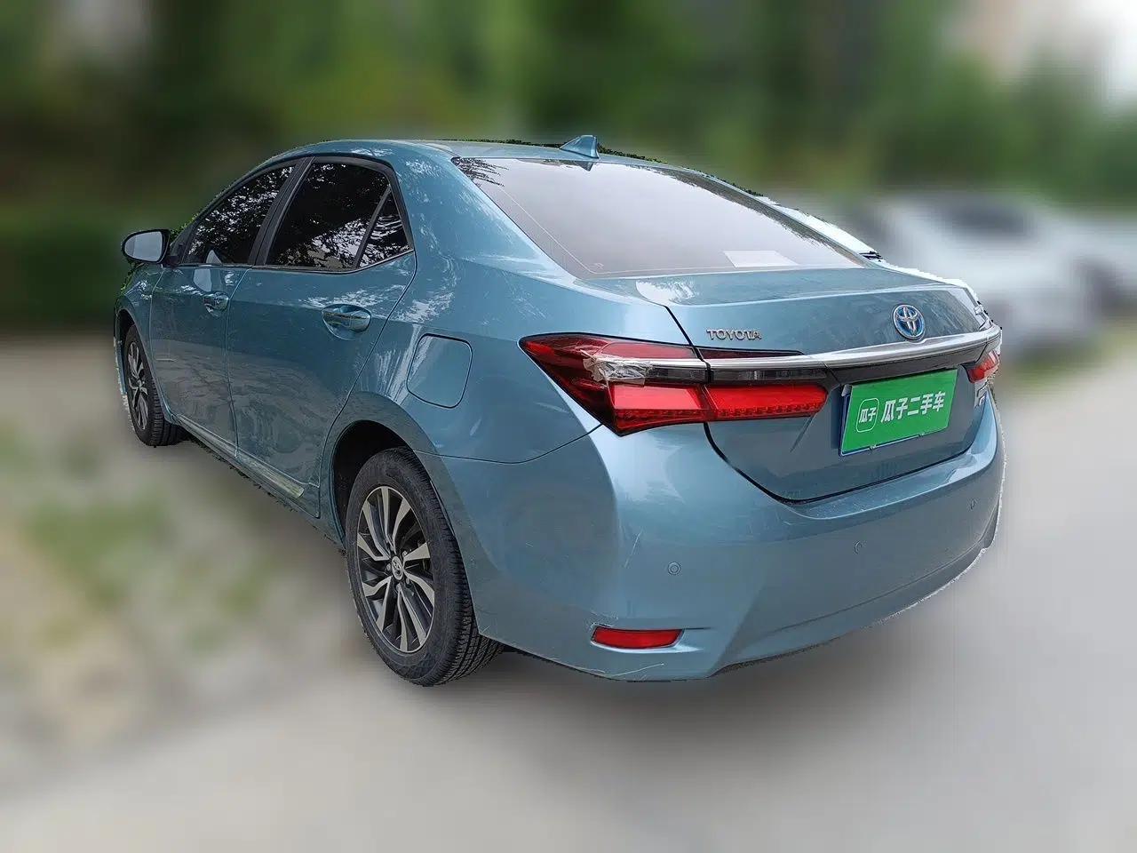 Toyota Corolla 2016 Dual-Engine 1.8L E-CVT Elite Edition — миниатюра 4