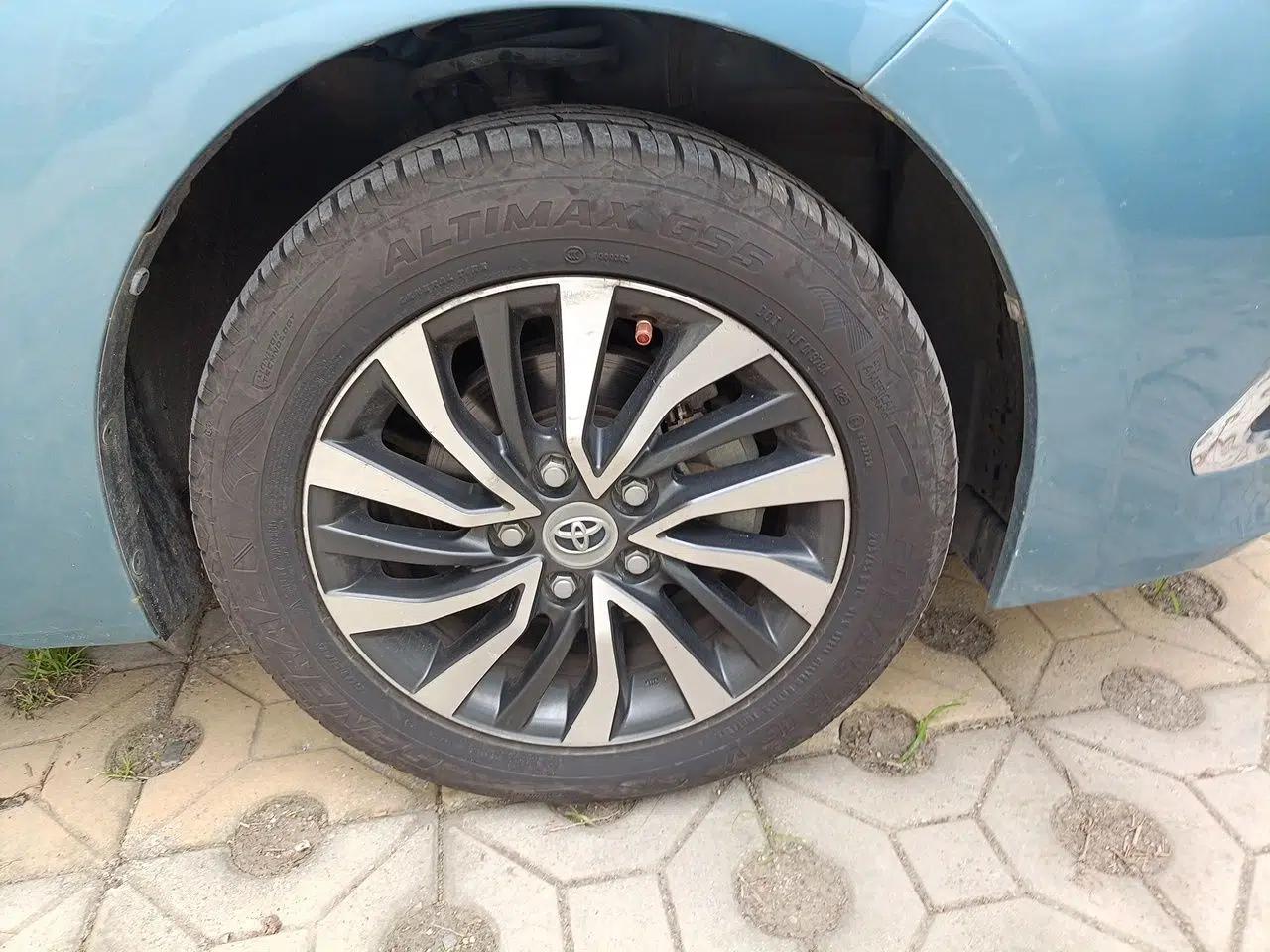 Toyota Corolla 2016 Dual-Engine 1.8L E-CVT Elite Edition — миниатюра 8