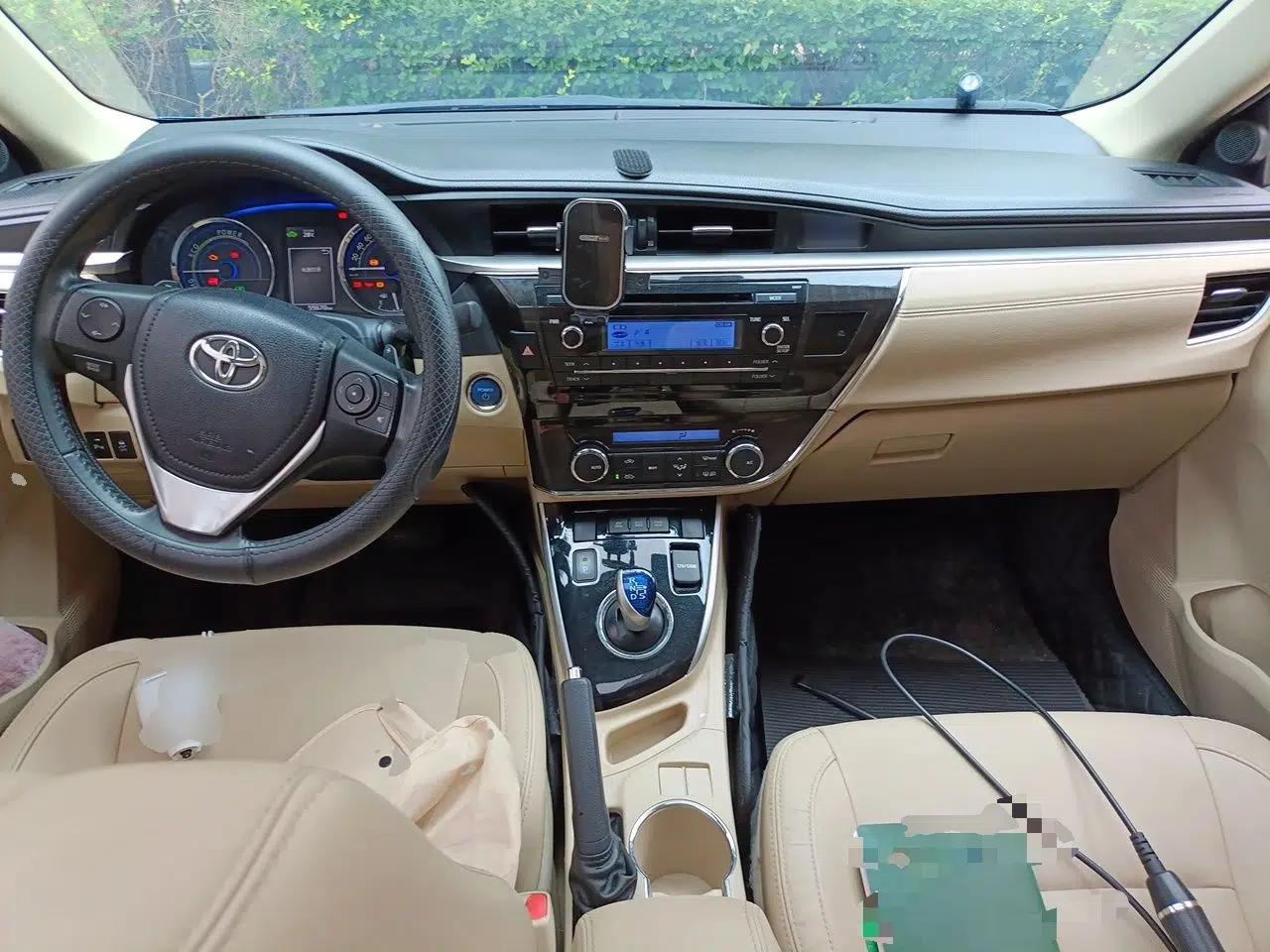 Toyota Corolla 2016 Dual-Engine 1.8L E-CVT Elite Edition — миниатюра 9
