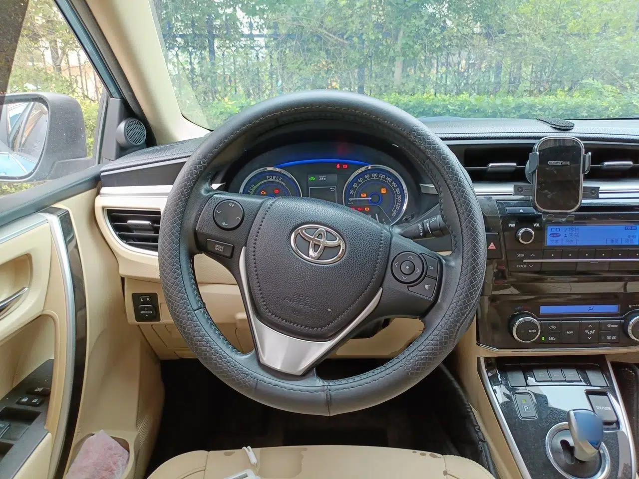 Toyota Corolla 2016 Dual-Engine 1.8L E-CVT Elite Edition — миниатюра 10