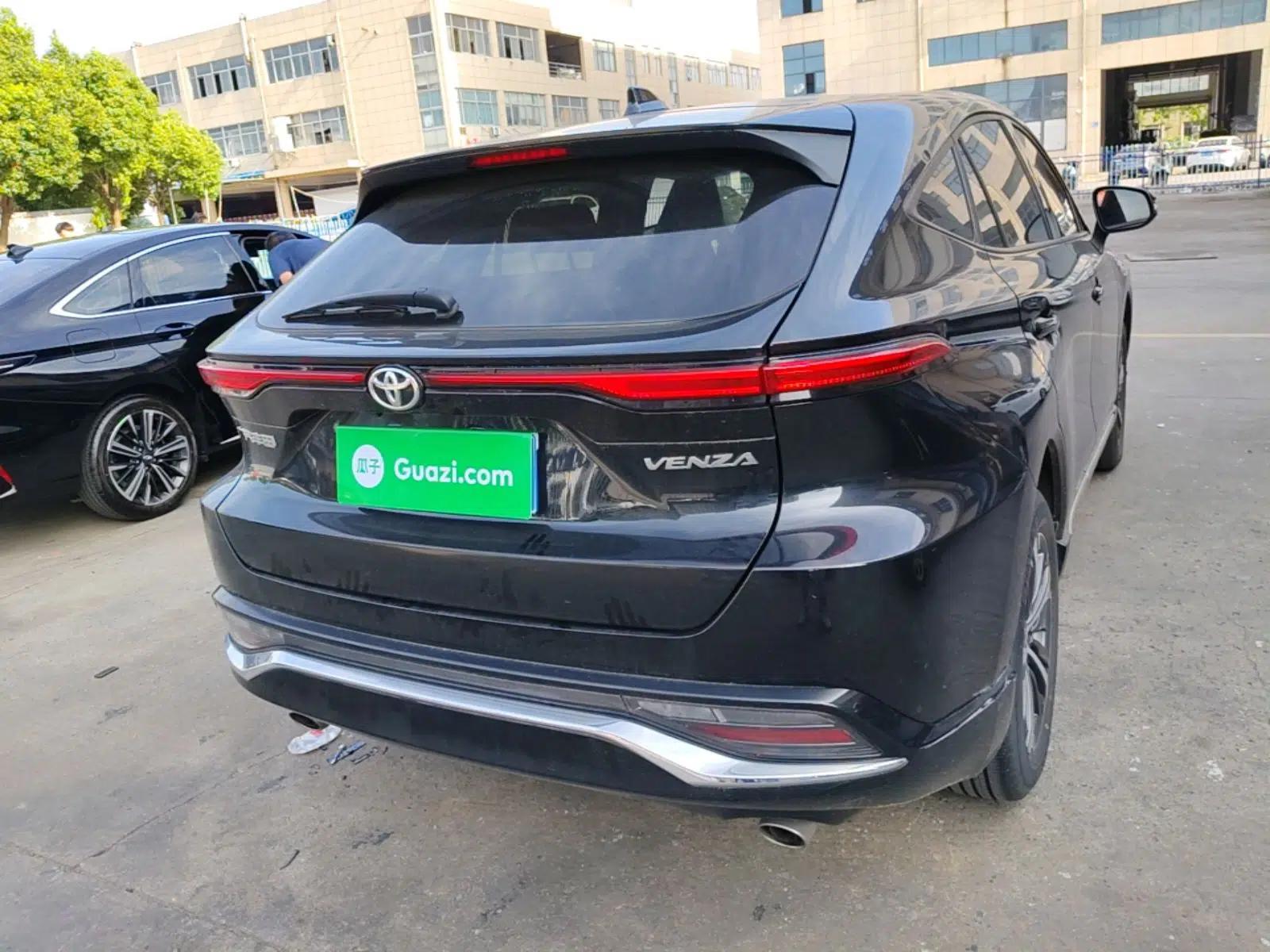 Toyota Venza 2022 2.0L CVT Two-Wheel Drive Luxury Edition — миниатюра 5