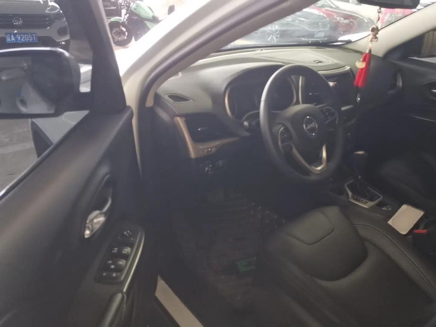 Jeep Cherokee 2016 2.0L Superior Edition — миниатюра 18